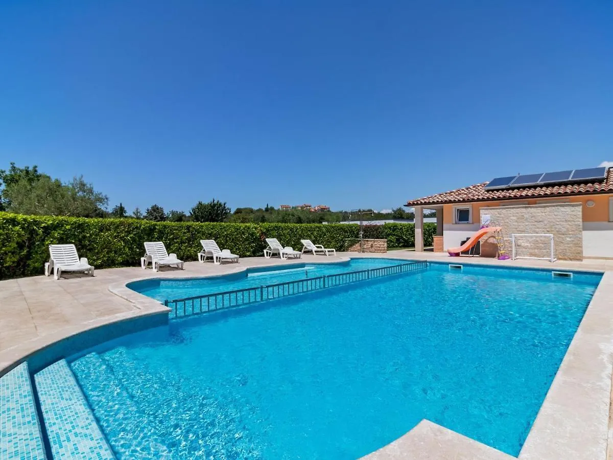 Refreshing Holiday Home In Banjole With Swimming Pool
