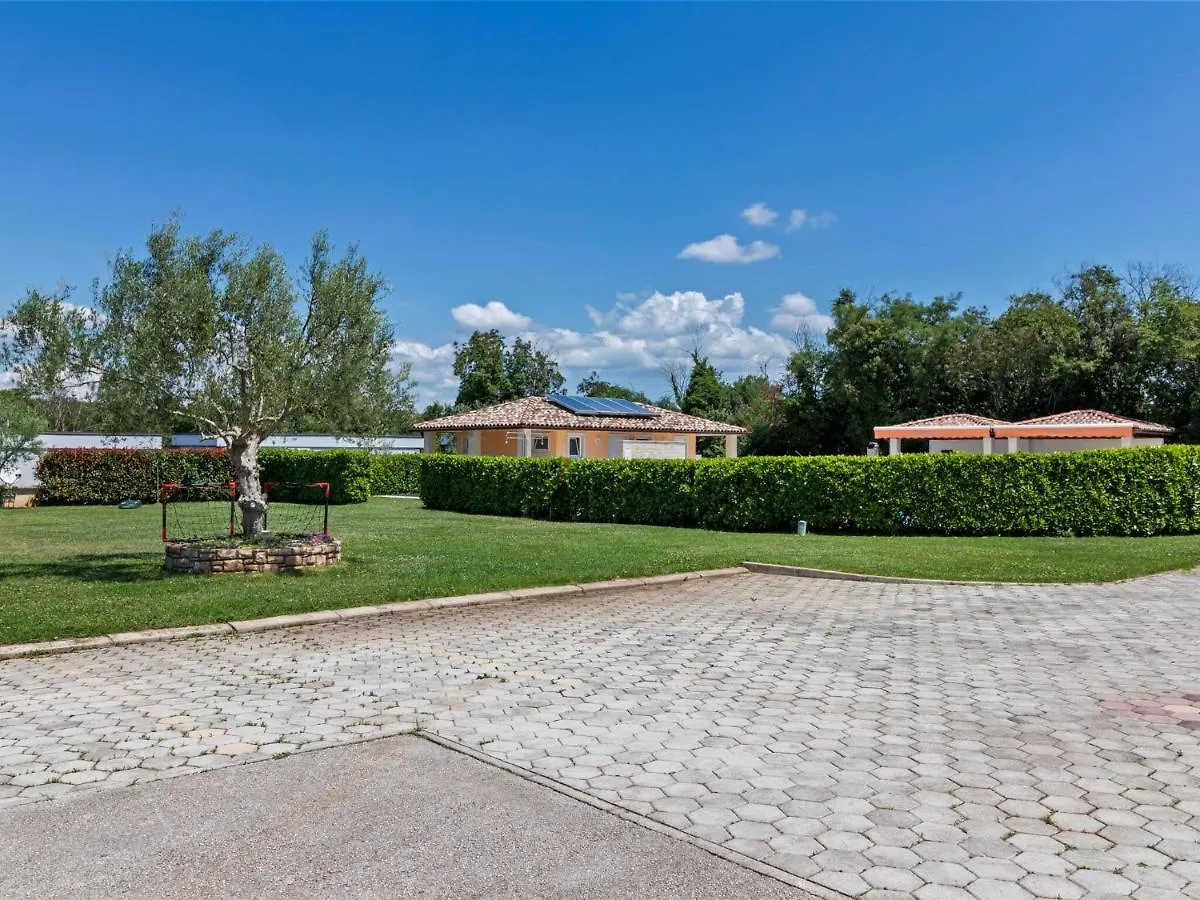 Refreshing Holiday Home In Banjole With Swimming Pool