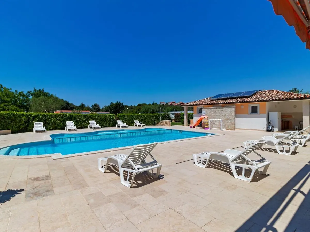 Refreshing Holiday Home In Banjole With Swimming Pool 0*,