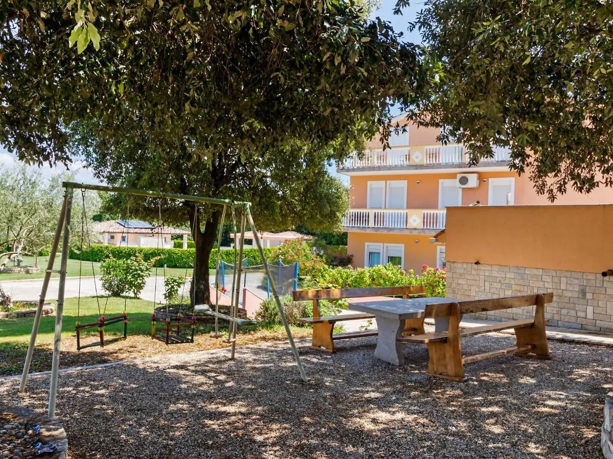 Refreshing Holiday Home In Banjole With Swimming Pool